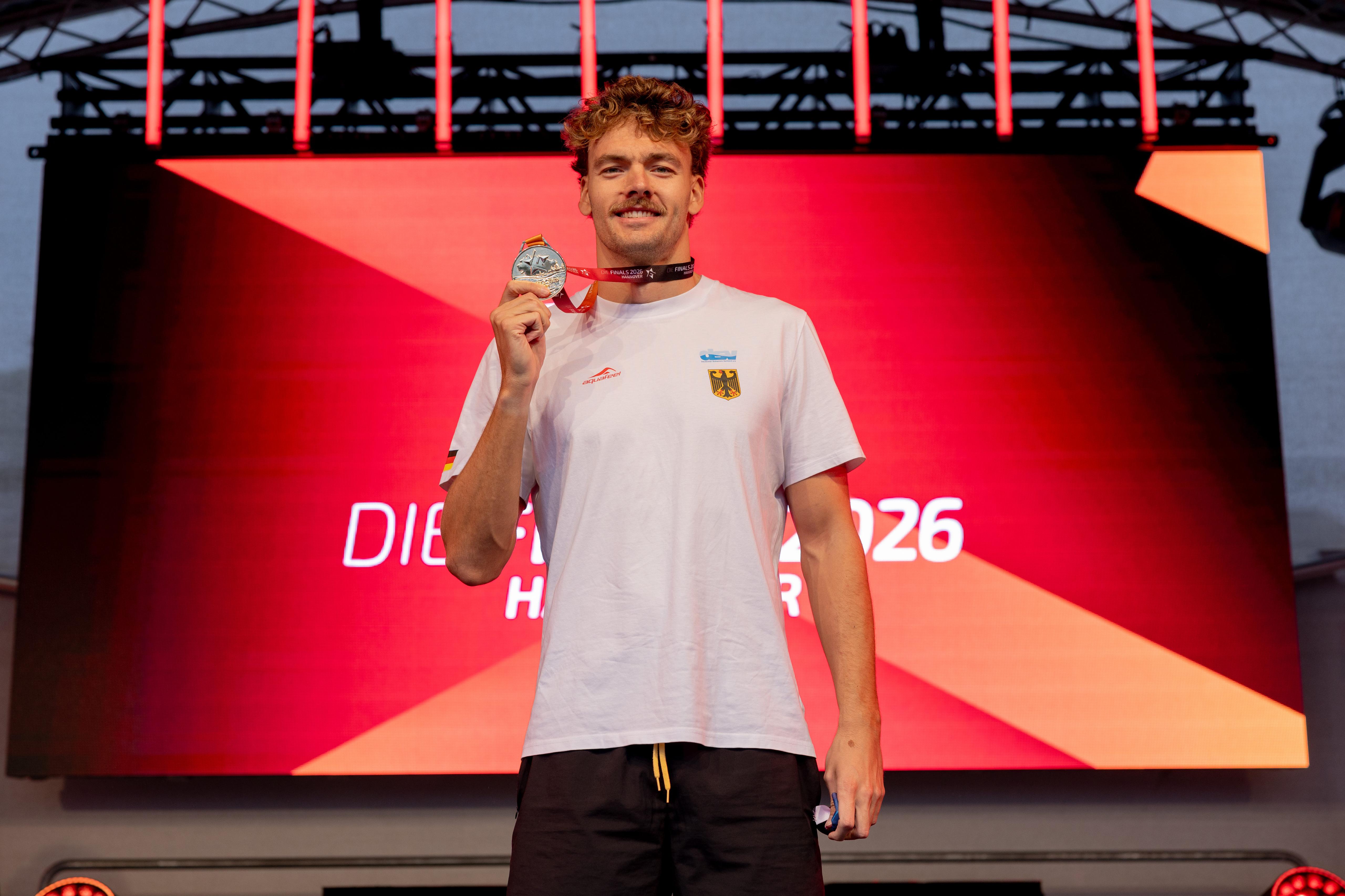 Josha Salchow mit Silbermedaille auf dem Podium bei den Finals 2026