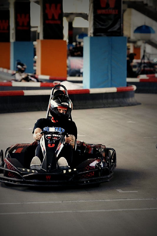 Max Kruse auf der Kartbahn beim Glücksgefühle-Festival