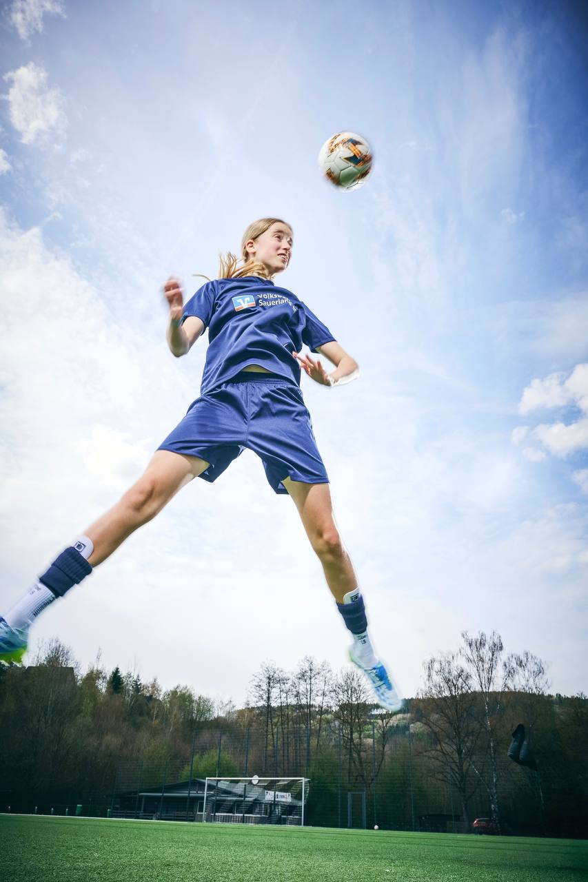 Zoe Wiese beim Kopfball