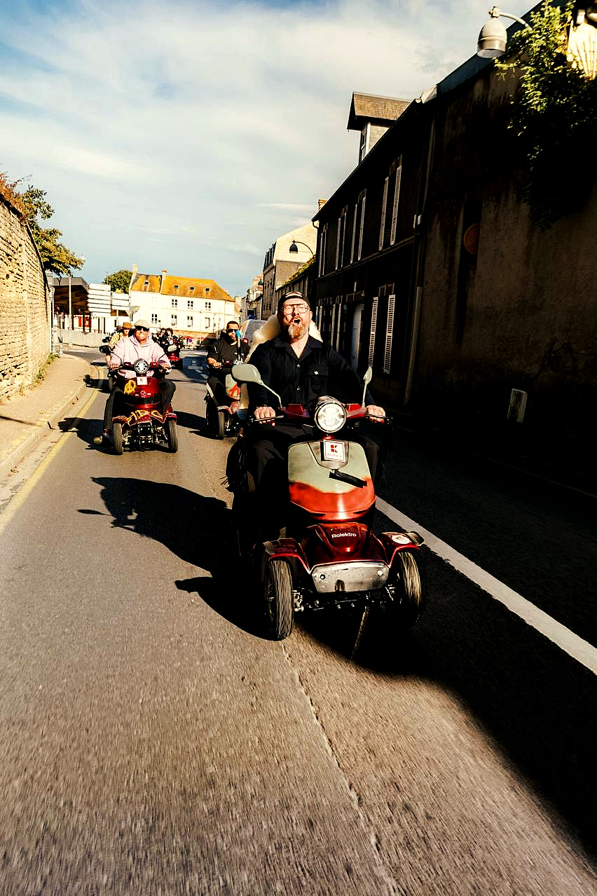 Konvoi der Rentnermobile durch die Bretagne