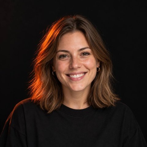 Lina, Head of Content bei zwoelfstein (KI-generiertes Porträt)